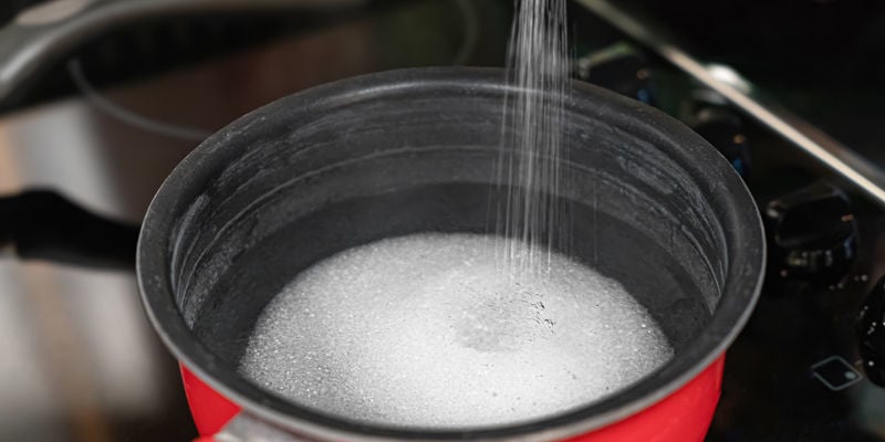 Doe Het Water En De Suiker In Een Pan En Verwarm Op Middelhoog Vuur Tot De Suiker Volledig Is Opgelost