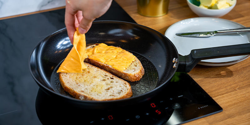 Leg Een Boterham Met De Normale Boterzijde Naar Beneden In De Pan. Leg De Plakjes Kaas Op Het Brood