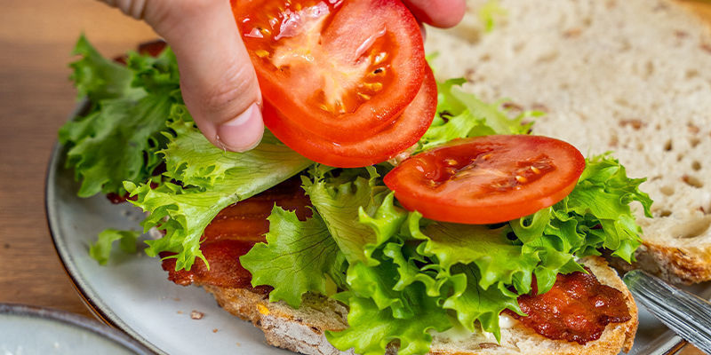 Leg Het Tweede Sneetje Brood Erop En Serveer. Nogmaals, Als Je Een Sterkere Kick Wilt, Sprenkel Dan Wat Wietolie Over De Sla Voordat Je Het Eet