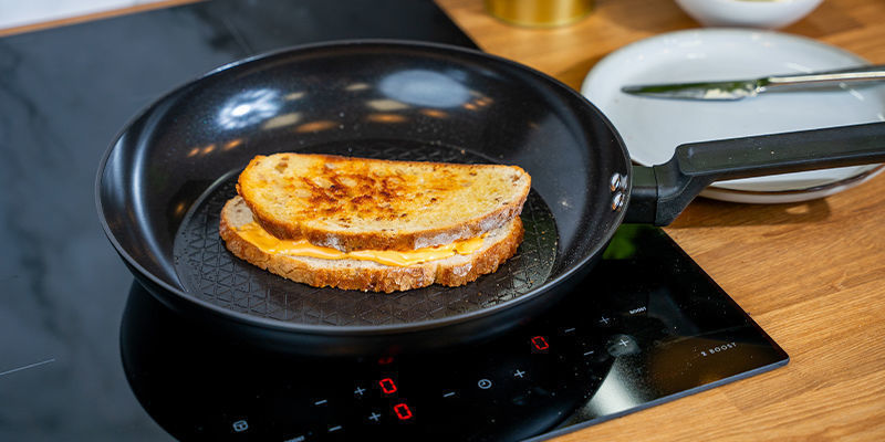 Voeg Het Tweede Stuk Brood Toe, Zodat De Met Wietboter Besmeerde Kant Op De Kaas Ligt