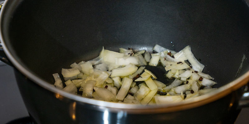 Verhit De Olijfolie Of Boter In De Pan. Fruit Nu De Uien En Champignons Tot Ze Zacht Zijn. Voeg De Knoflook Toe En Bak Dit Ongeveer Een Minuut Mee