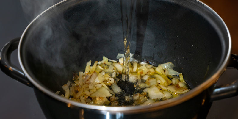 Voeg Het Water En De Bouillon Toe En Laat Het Geheel 15 Minuten Sudderen