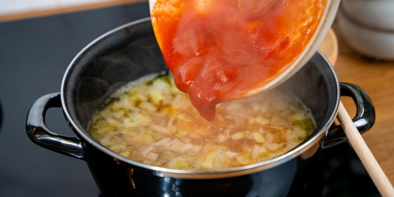 Voeg De Tomaten (Vers Of Uit Blik) Toe En De Groentebouillon; Laat Sudderen