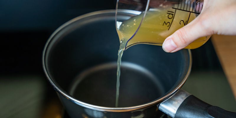 Roer In Een Steelpannetje Het Vruchtensap, Suiker (Of Honing) En Niet-gearomatiseerde Gelatine Of Agar-Agar Door Elkaar.