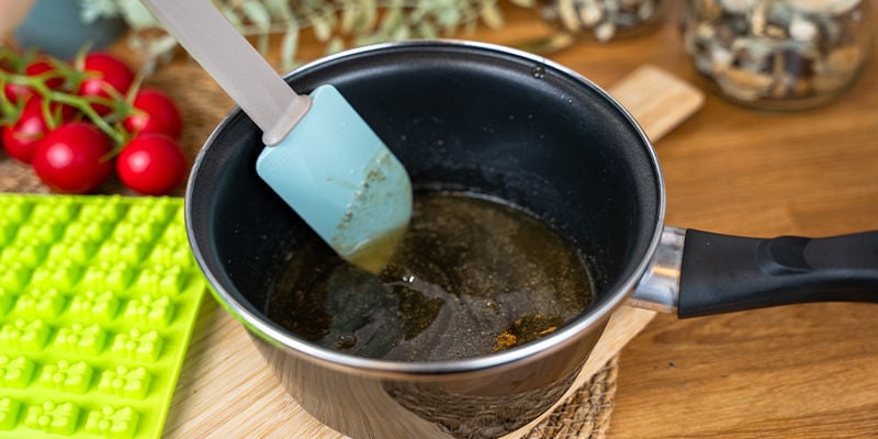 Haal De Steelpan Van Het Vuur En Voeg Het Paddenstoelenextract Aan Het Gummy-Mengsel Toe.