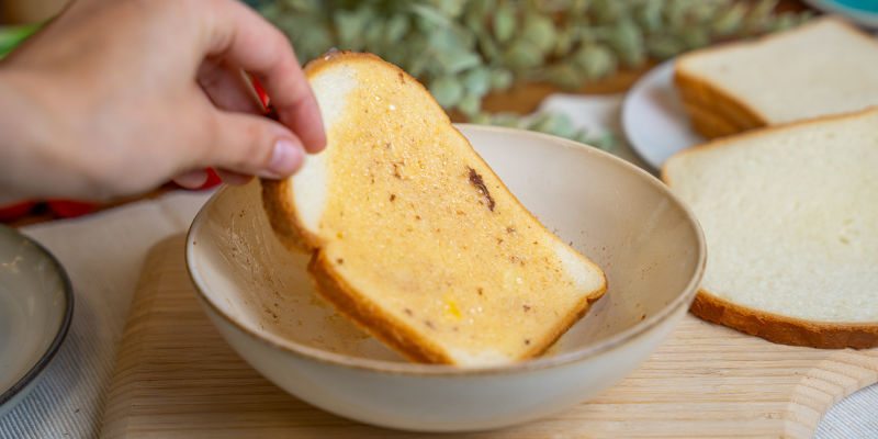 Doop Je Sneetjes Brood In Het Beslag En Zorg Dat Ze Gelijkmatig Bedekt Worden.