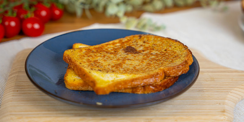 Stapel De Wentelteefjes Op Een Bord.